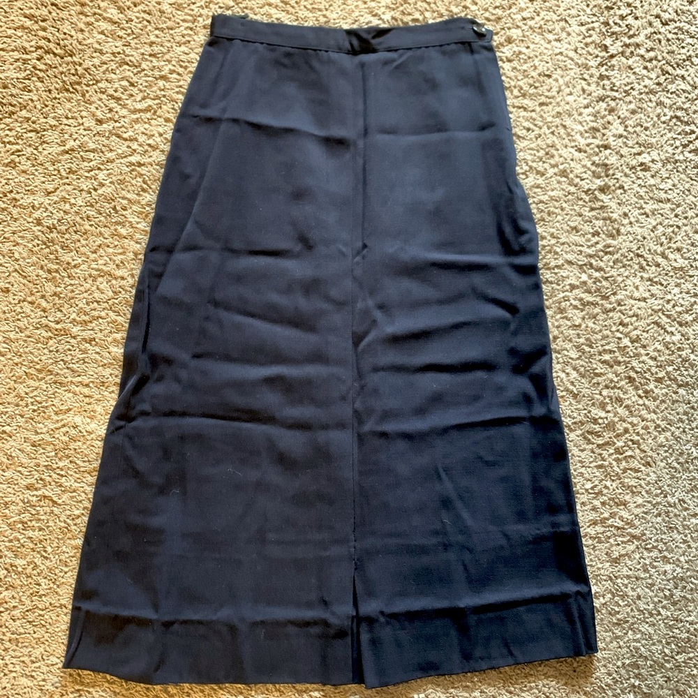 Classic true vintage 1940s navy blue suit skirt. Waist 28”
